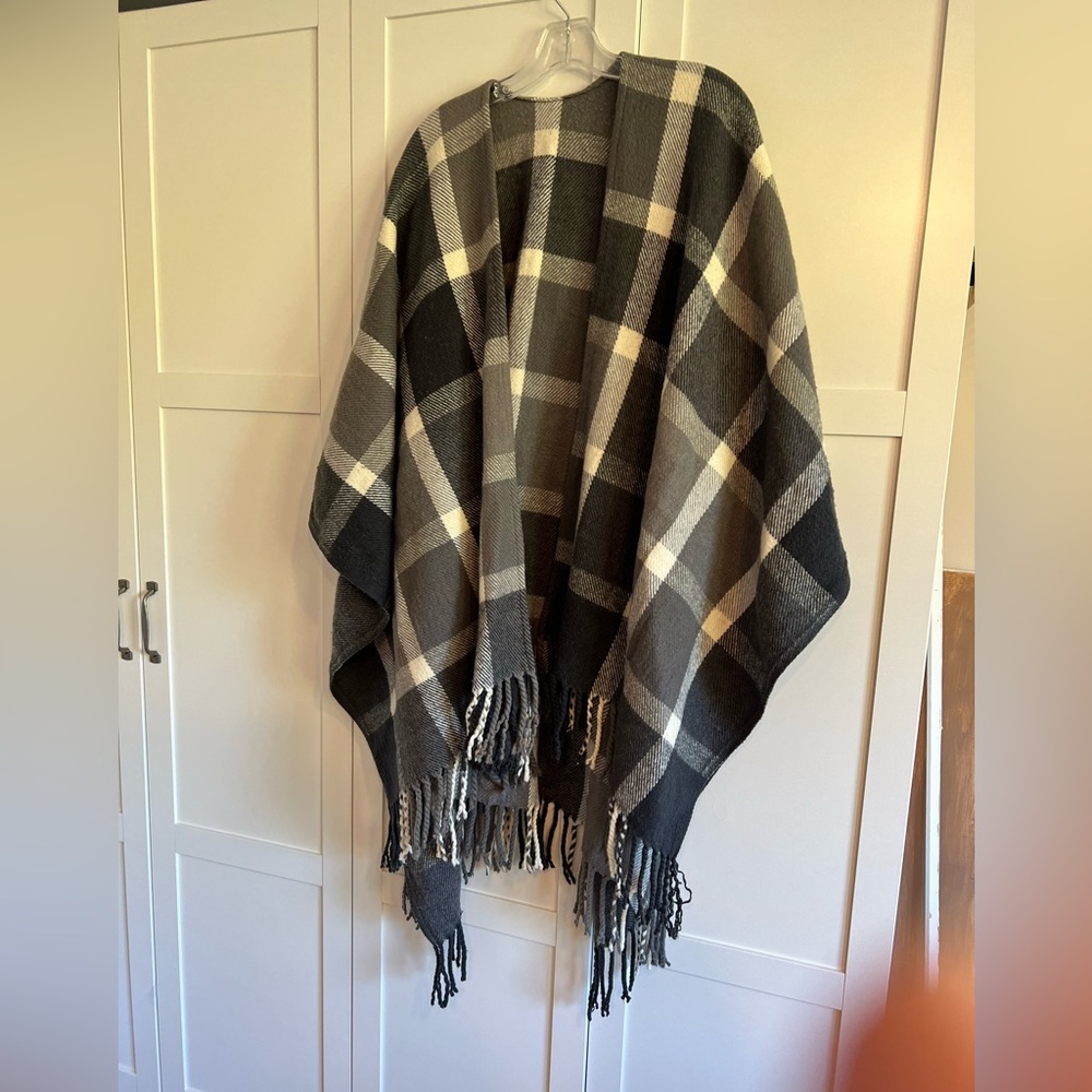 luxury plaid fringe gray & oatmeal off-white poncho ruana OS wool & acrylic OS